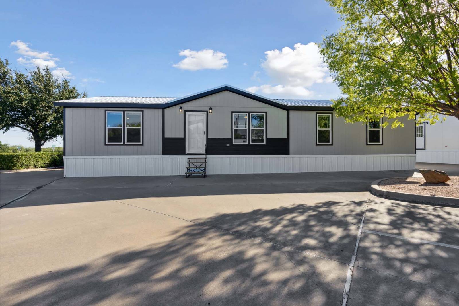 Ascend AS2860H manufactured-home exterior; model example, features and finishes vary